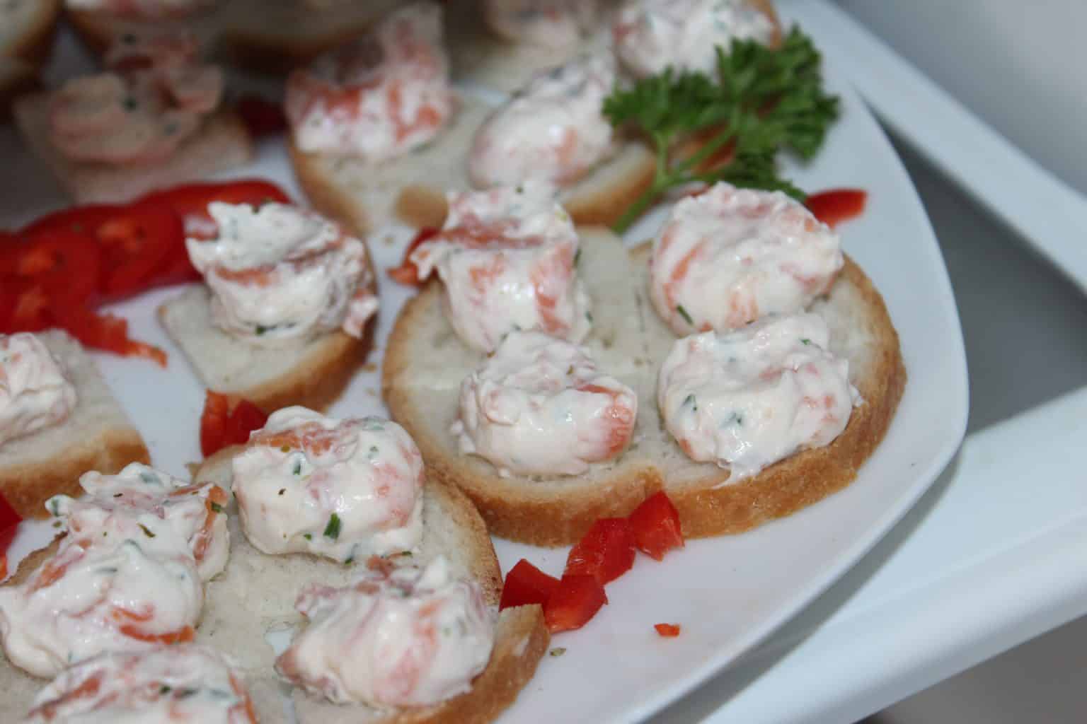 Bouchées apéritives faciles au saumon fumé Recettes24 Bouchées apéritives faciles au saumon fumé Recettes24